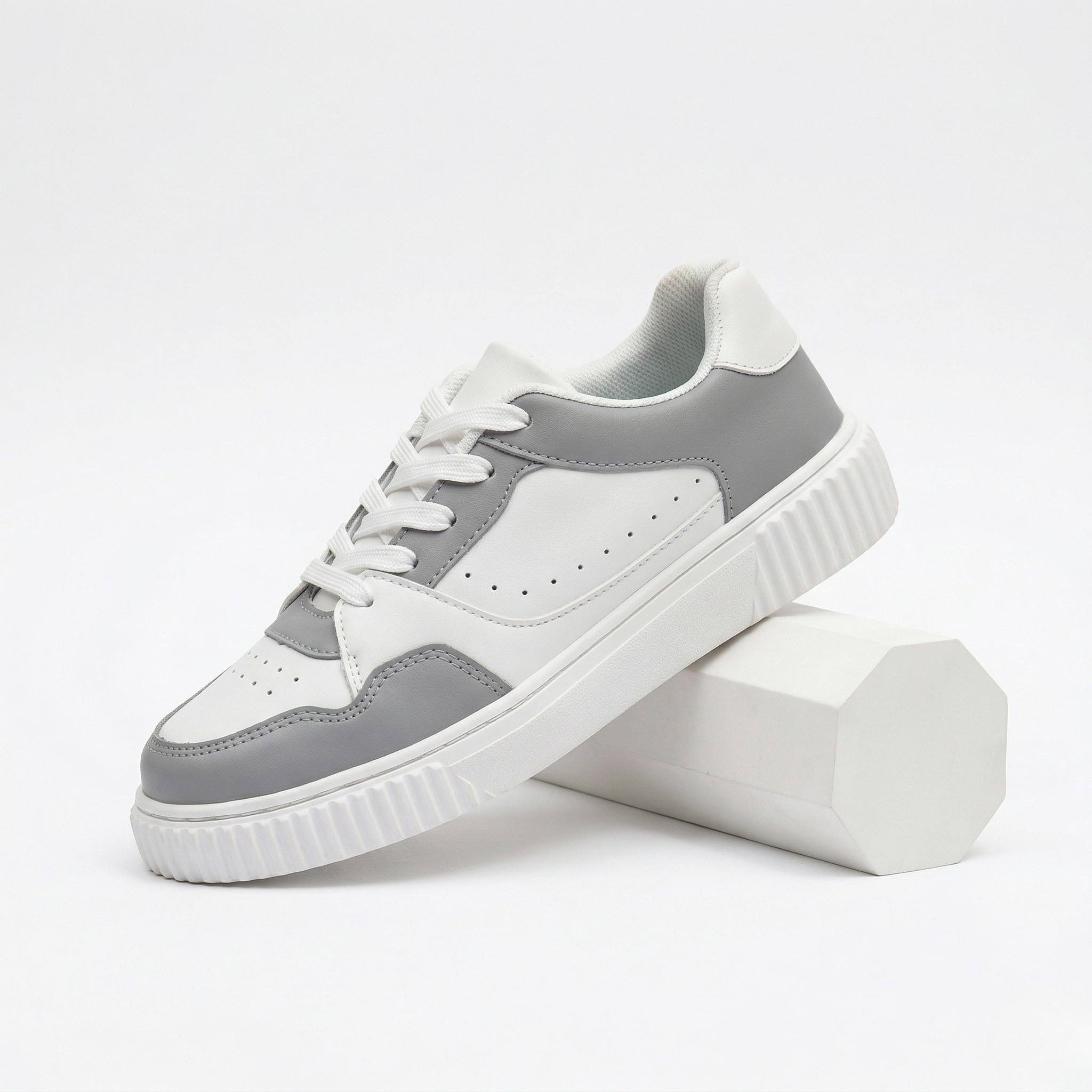 Men’s Casual White Sneakers Comfortable Everyday Wear