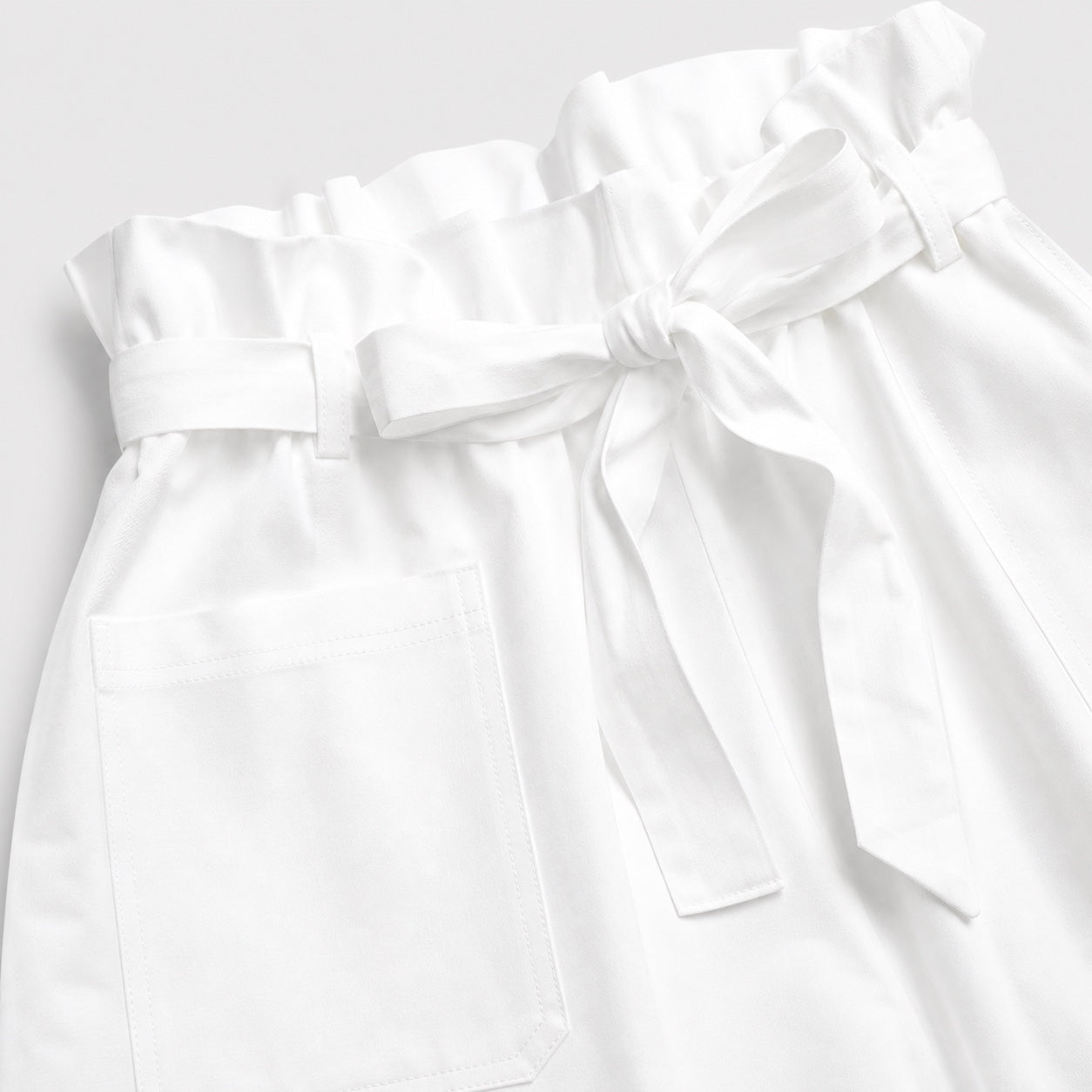 White paperbag-waist shorts detail